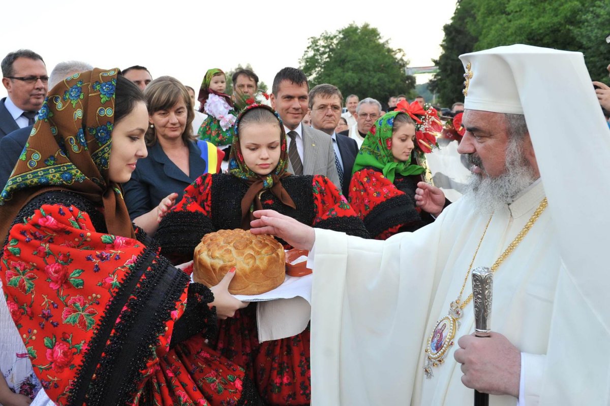 Preafericitul Părinte Patriarh Daniel iubește satul românesc 140279