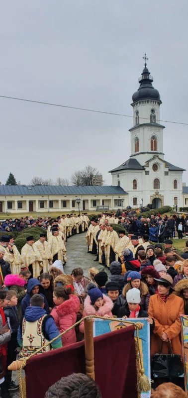 Liturghie şi procesiuni în Duminica Ortodoxiei în Arhiepiscopia Romanului şi Bacăului 140738