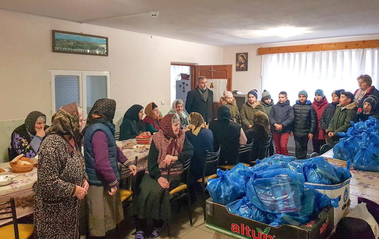 Daruri pentru vârstnicii de la Mănăstirea Buciumeni din partea preoților din Fălticeni 140828