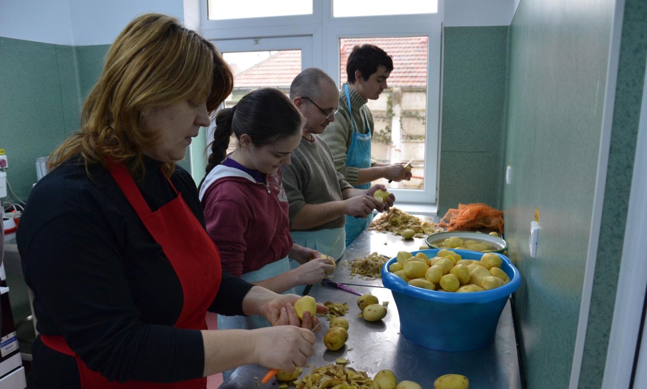 Episcopia Oradiei, în sprijinul persoanelor vârstnice aflate în carantină sau în izolare la domiciliu 141201