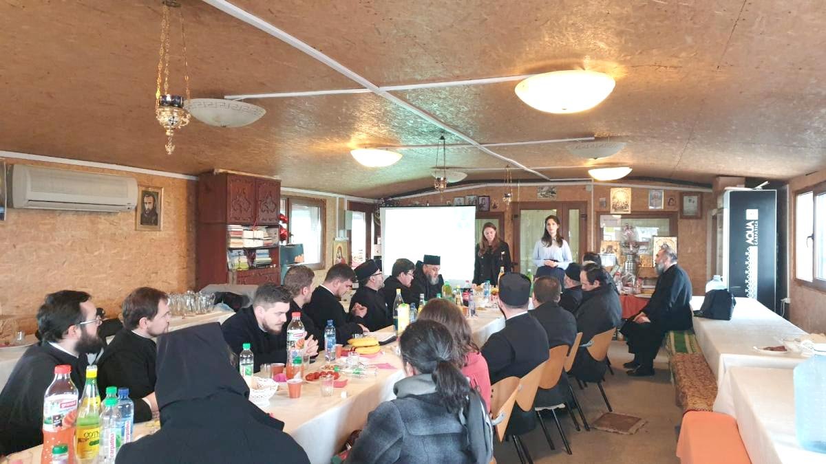 Întâlnire a organizaţiilor neguvernamentale din Arhiepiscopia Romanului şi Bacăului 141230