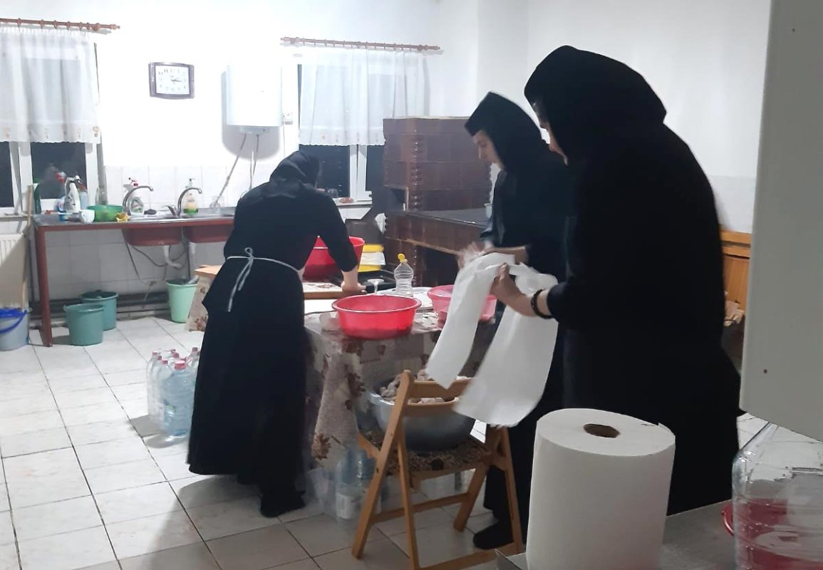 Monahiile din Eparhia Timișoarei sprijină personalul medical la frontiera română de la Cenad 141241