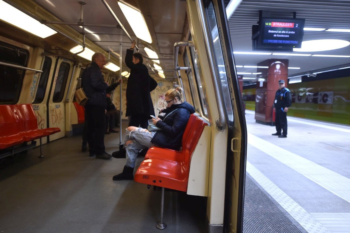 Număr redus de trenuri de metrou 141287