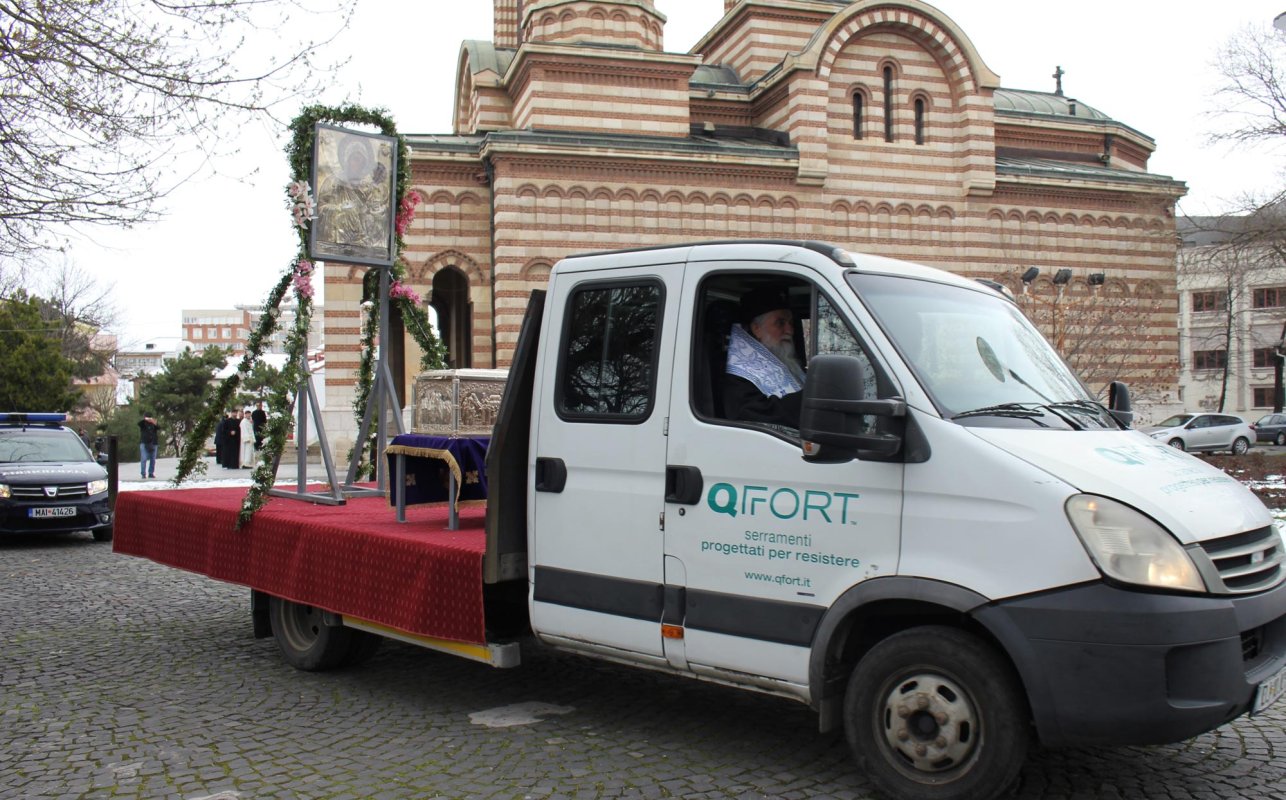 Procesiune cu icoană făcătoare de minuni și sfinte moaște la Craiova 141586