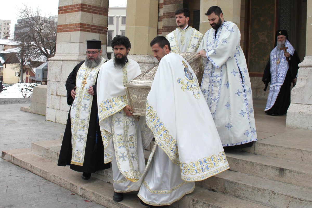 Procesiune cu icoană făcătoare de minuni și sfinte moaște la Craiova 141587