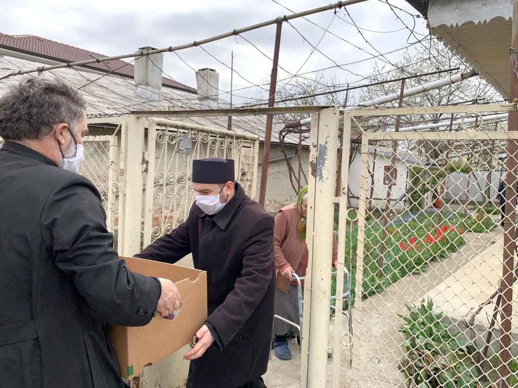 Eparhiile continuă sprijinirea instituţiilor medicale şi a persoanelor aflate în situaţii dificile 141884