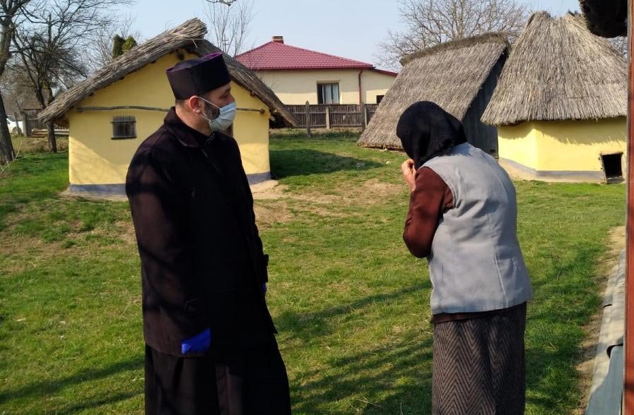 Pachete de primă necesitate pentru credincioşi din Suharău 141878