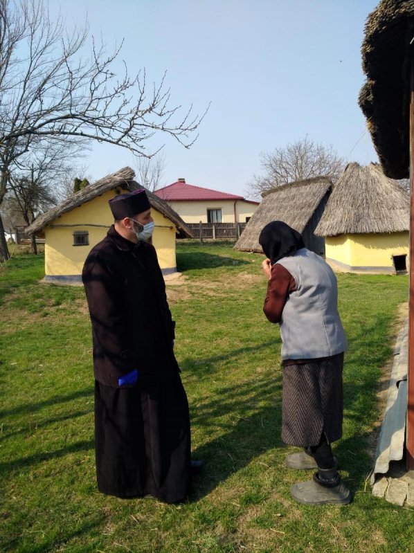 Pachete de primă necesitate pentru credincioşi din Suharău 141879