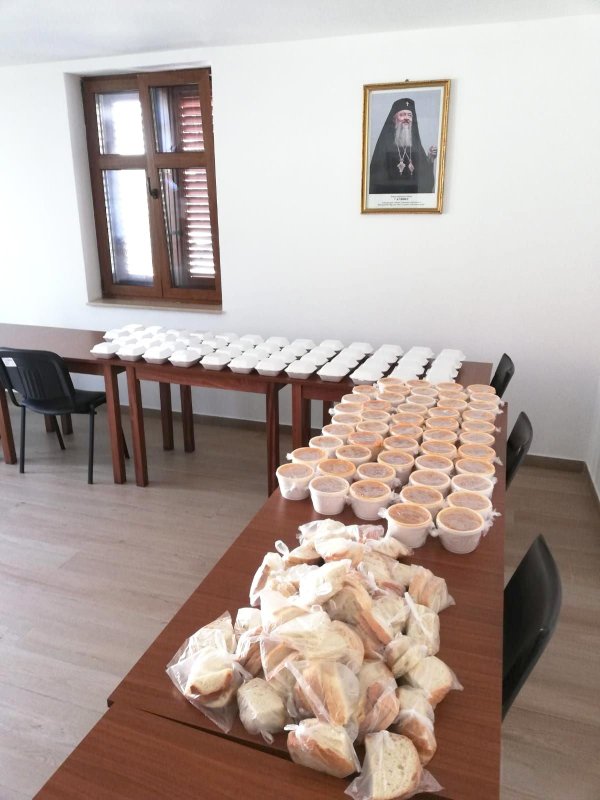 Hrană pentru 60 de vârstnici oferită de Parohia „Sfânta Treime” 141970
