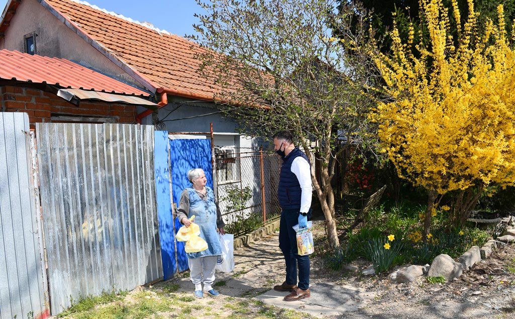 Filantropia construiește poduri către oameni la Caransebeș 142470