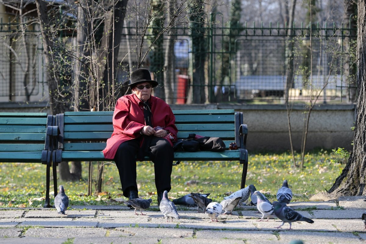 Mulți seniori cer sprijin la Telefonul Vârstnicului 142491