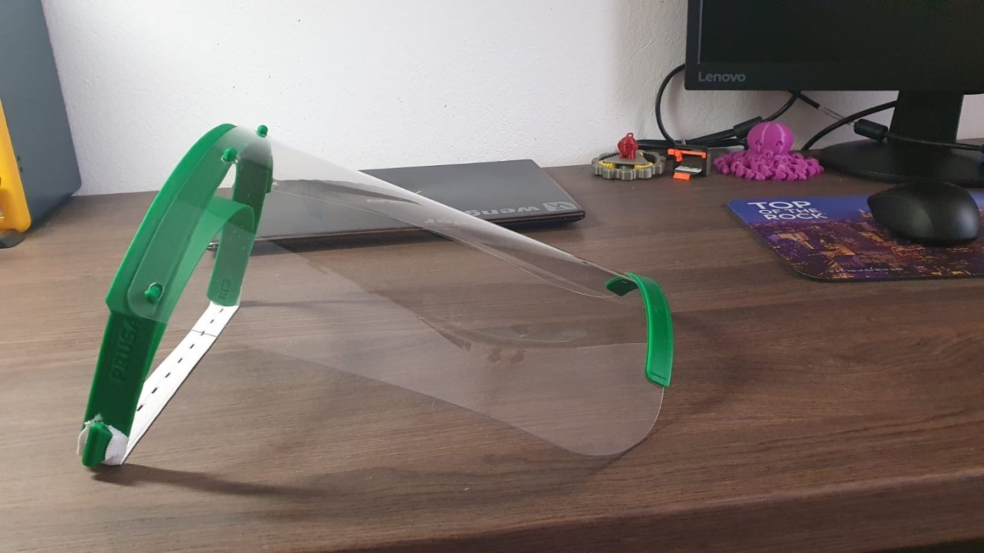 Șase liceeni din Sibiu, implicați în fabricarea vizierelor medicale  142490