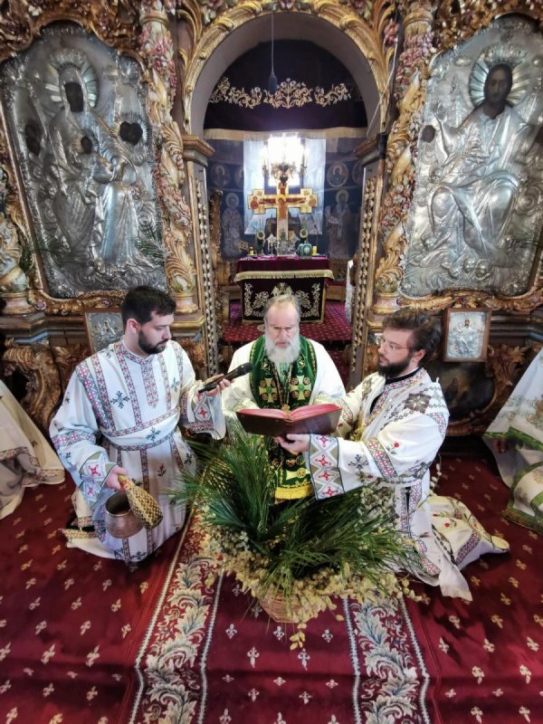 Duminica Floriilor, sărbătorită în Catedrala Arhiepiscopală din Roman 142675