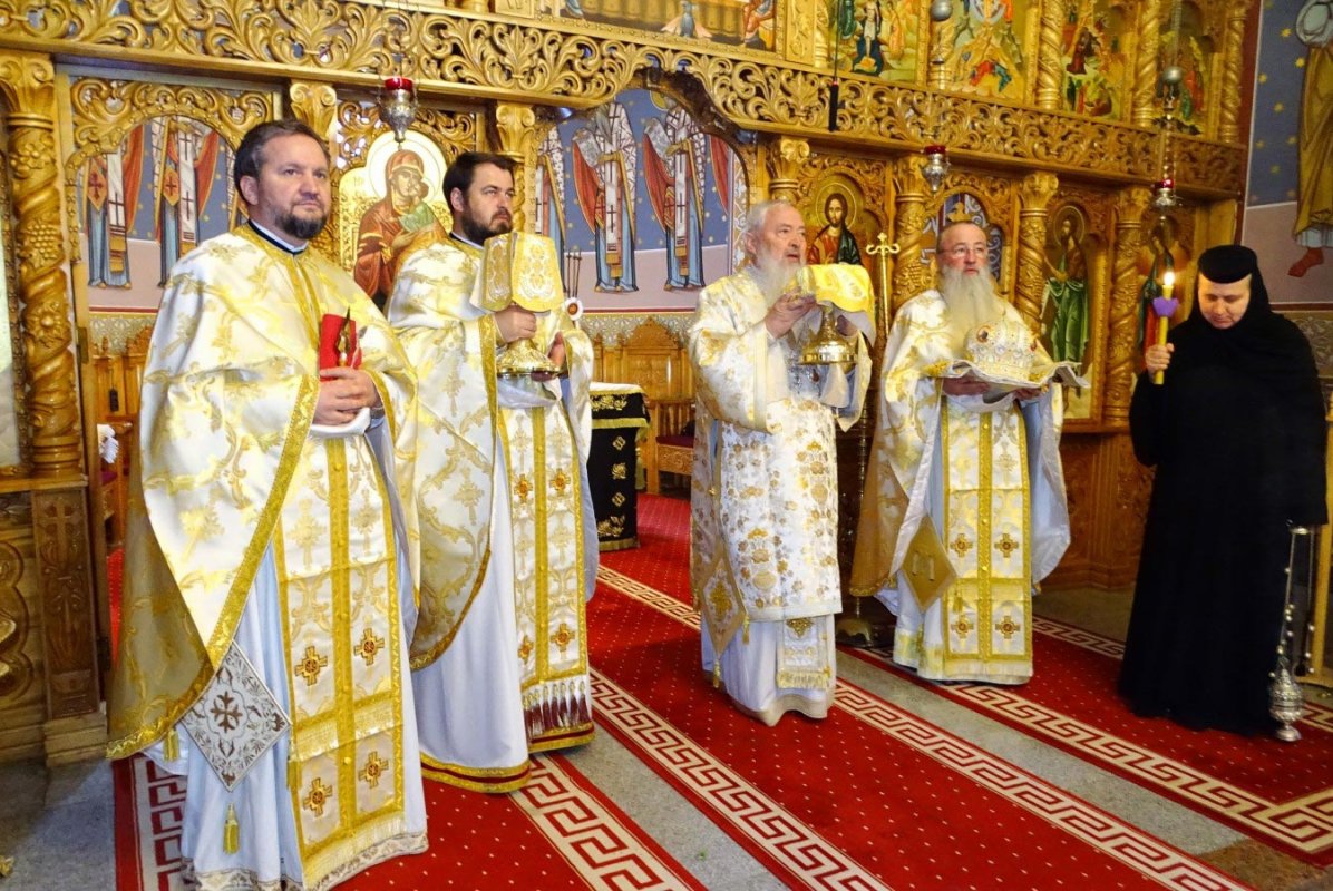 „Îl rugăm pe Domnul Hristos, Biruitorul morții, să-i tămăduiască pe cei bolnavi” 142682