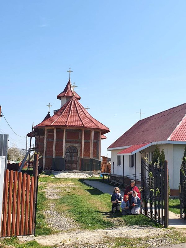 Procesiuni sub ocrotirea Maicii Domnului în municipiile Roman şi Bacău 142762