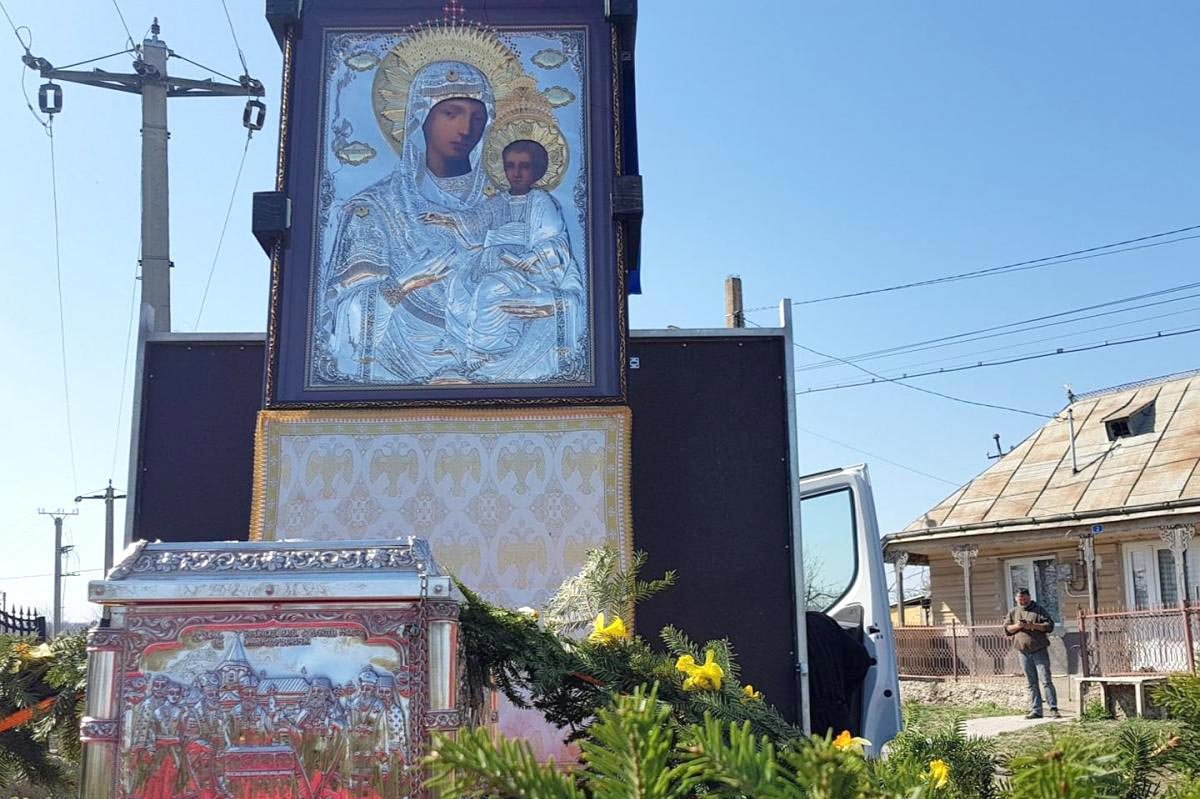 Procesiuni sub ocrotirea Maicii Domnului în municipiile Roman şi Bacău 142764