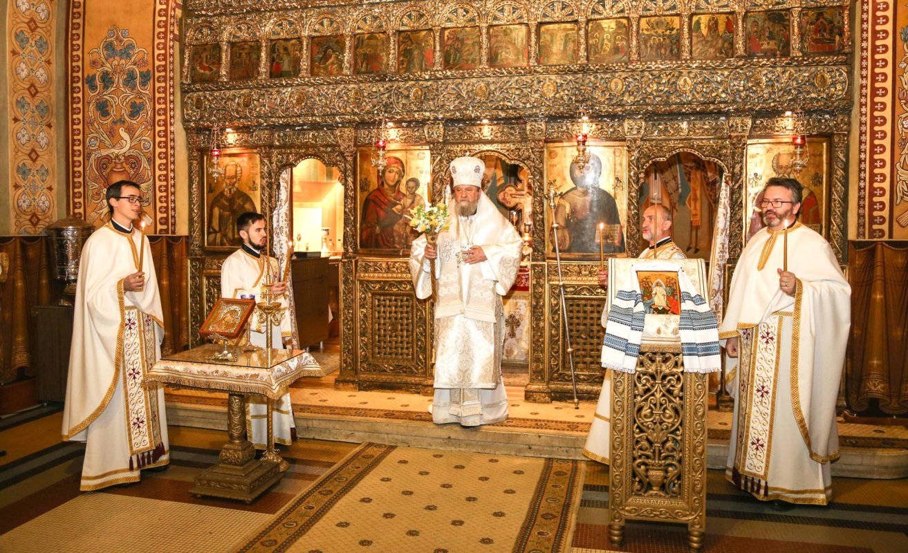 „Mântuitorul Care a înviat din morţi ne ajută şi ne binecuvântează să ieşim victorioşi şi încrezători” 143353