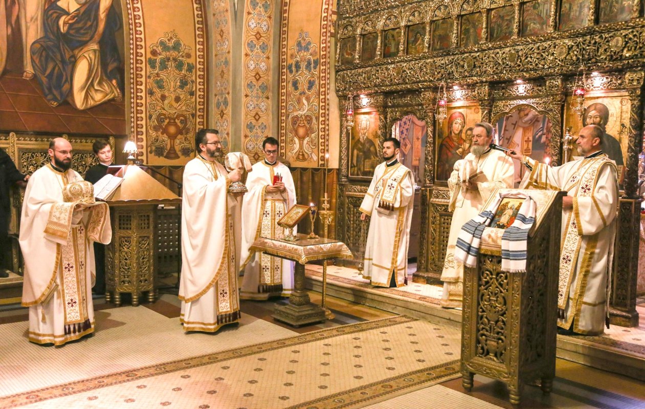 „Mântuitorul Care a înviat din morţi ne ajută şi ne binecuvântează să ieşim victorioşi şi încrezători” 143355