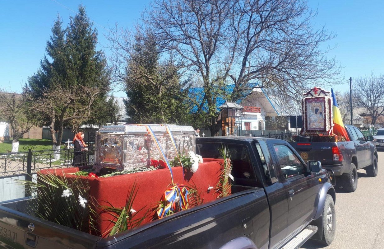 Procesiune cu icoana Maicii Domnului şi cu moaşte în Protoieria Oneşti 143397