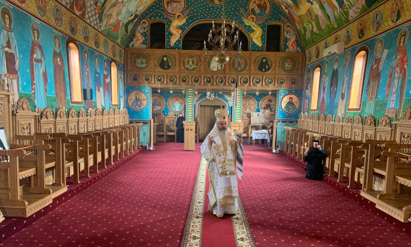 „Atunci când suntem cei mai trişti, dezamăgiţi şi lipsiţi de speranţă, Dumnezeu este «Străinul» care ni Se alătură!“ 143504