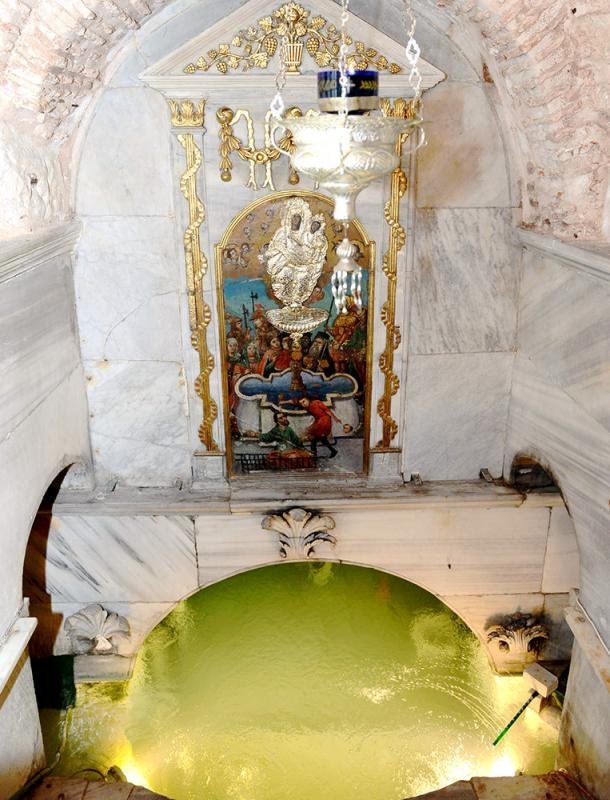 Maica Domnului, izvor de apă vie 143516