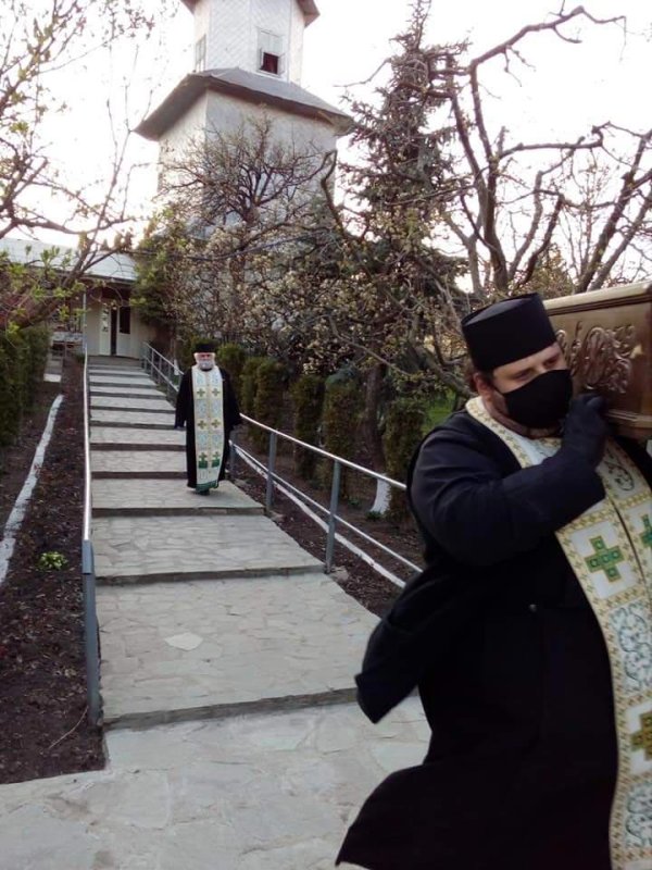 Făclia vie a Paștilor Blajinilor la Rădășeni 143647