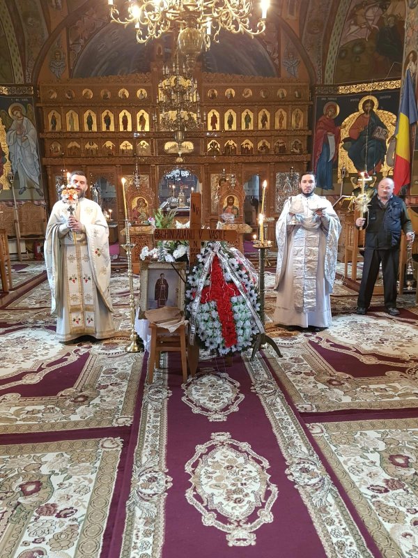 Părintele profesor Vasile Ghindăoanu - ctitor de biserică și model de smerenie 143673