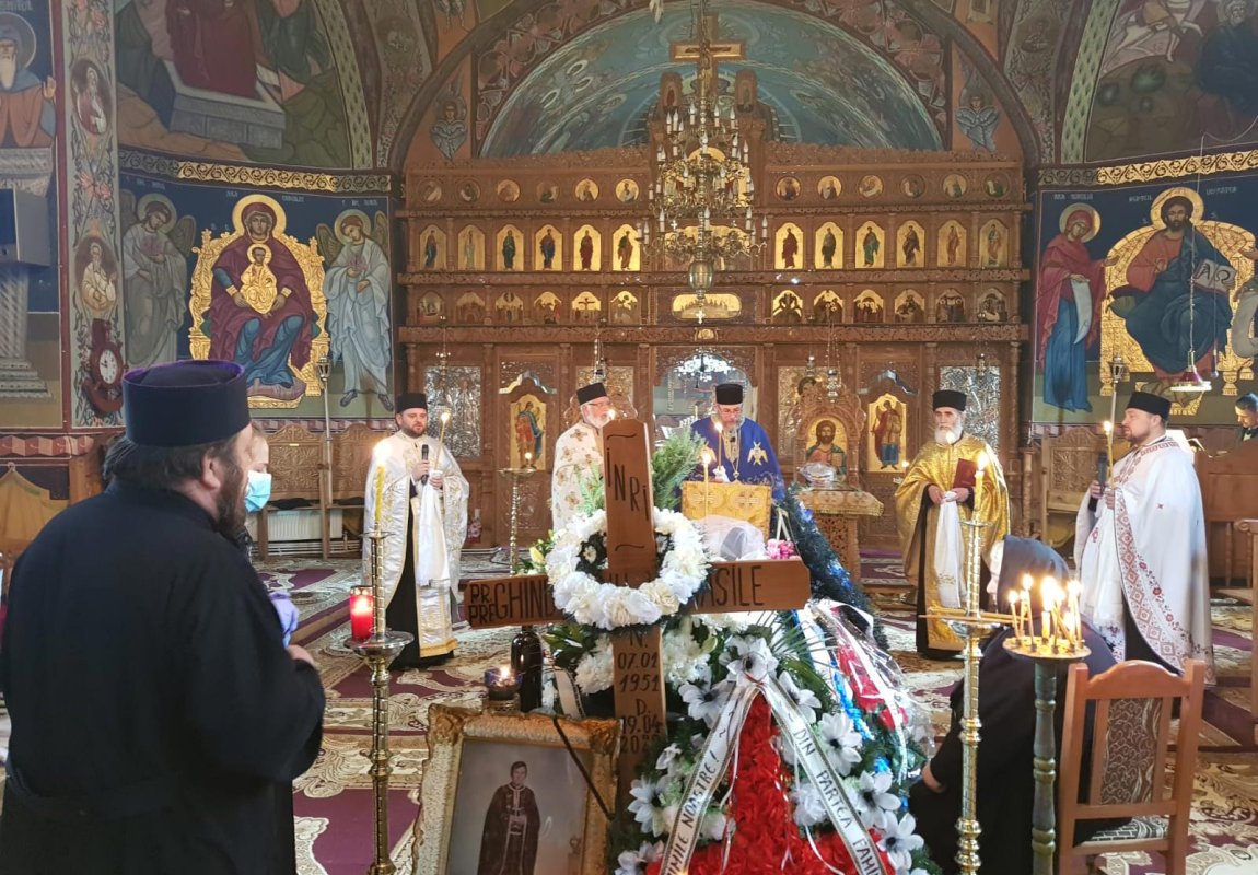 Părintele profesor Vasile Ghindăoanu - ctitor de biserică și model de smerenie 143674