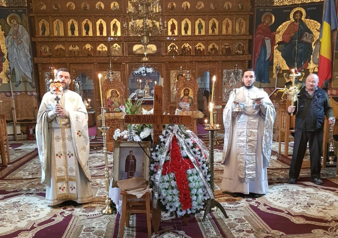 Părintele profesor Vasile Ghindăoanu - ctitor de biserică și model de smerenie 143677