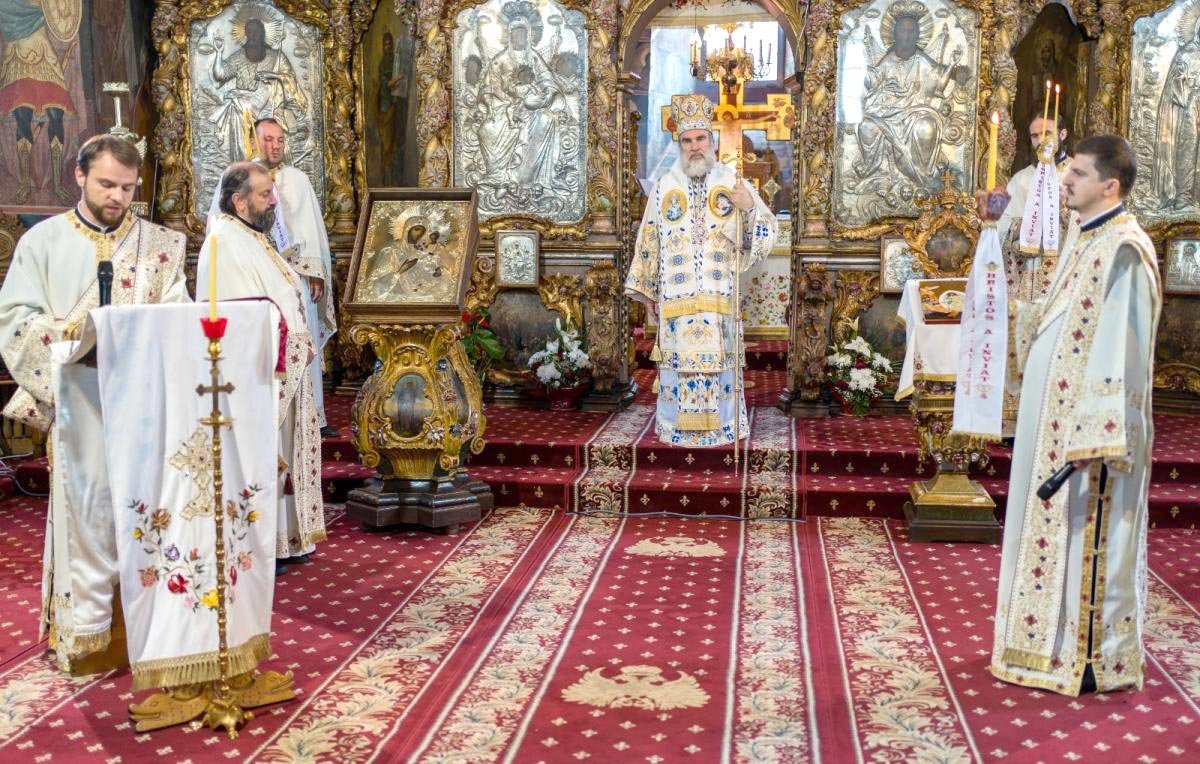 Slujire arhierească la Catedrala Arhiepiscopală din Roman 143734