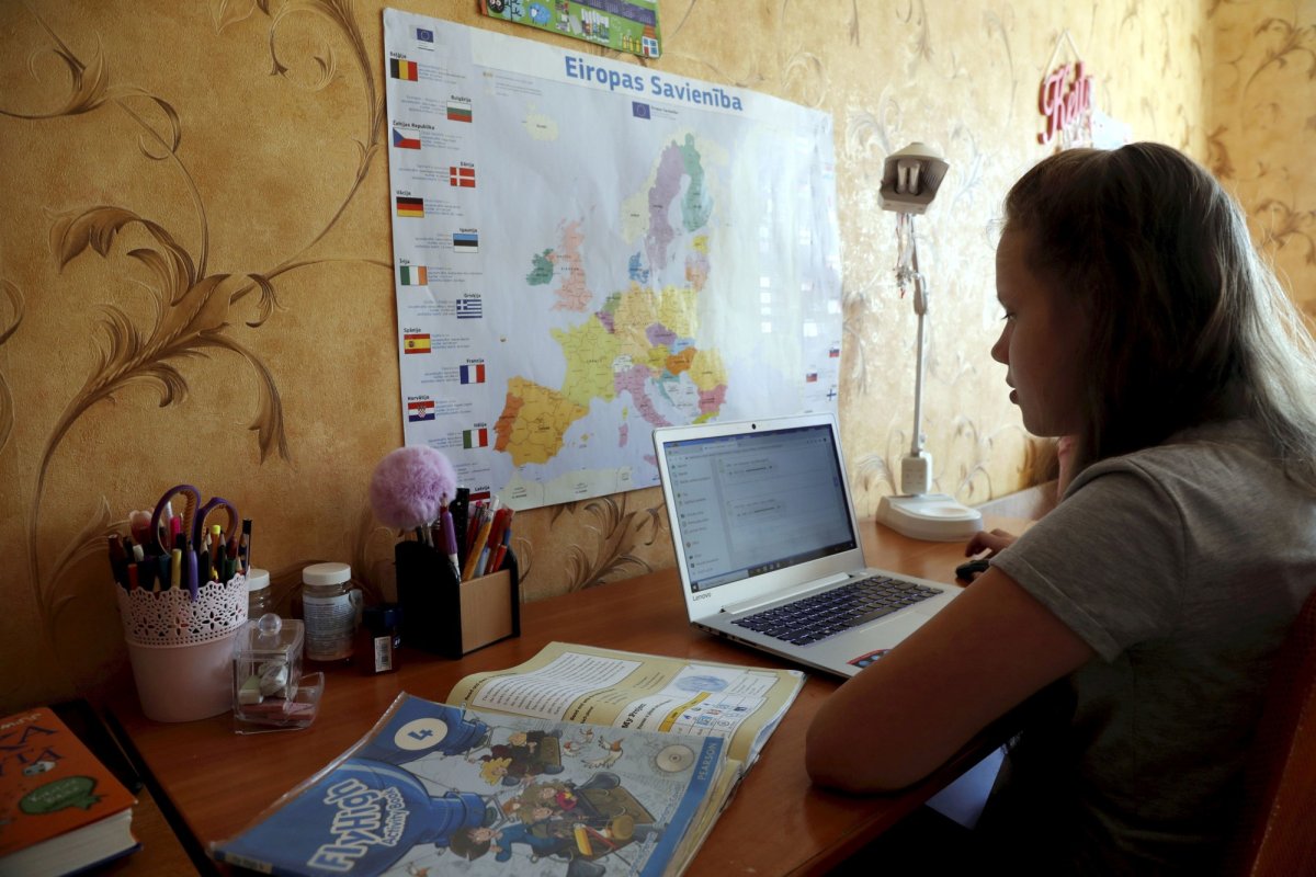 Elevii finalizează anul şcolar de acasă  143851