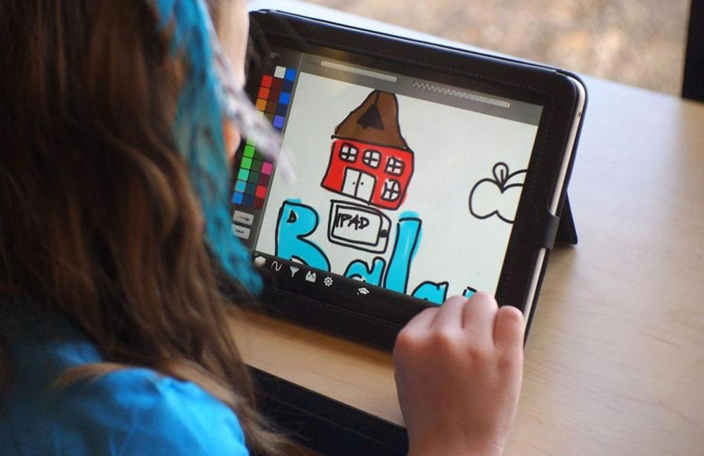 Arhiepiscopia Bucureștilor oferă 150 de tablete pentru elevii din anii terminali 144181