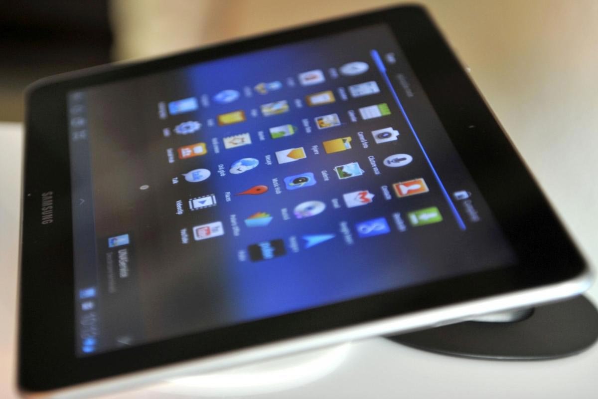 Arhiepiscopia Bucureștilor oferă 150 de tablete pentru elevii din anii terminali 144182