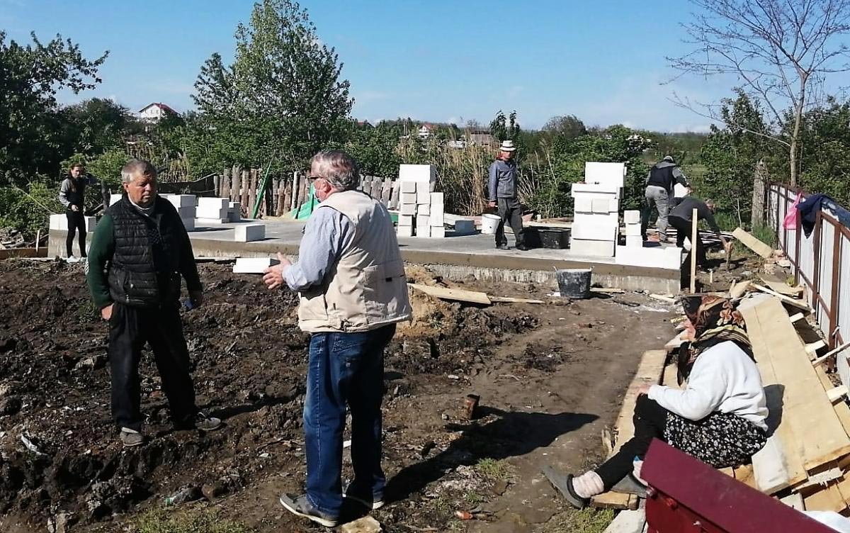 Credincioșii din Dealu Mare construiesc o casă pentru o femeie de 86 de ani 144391