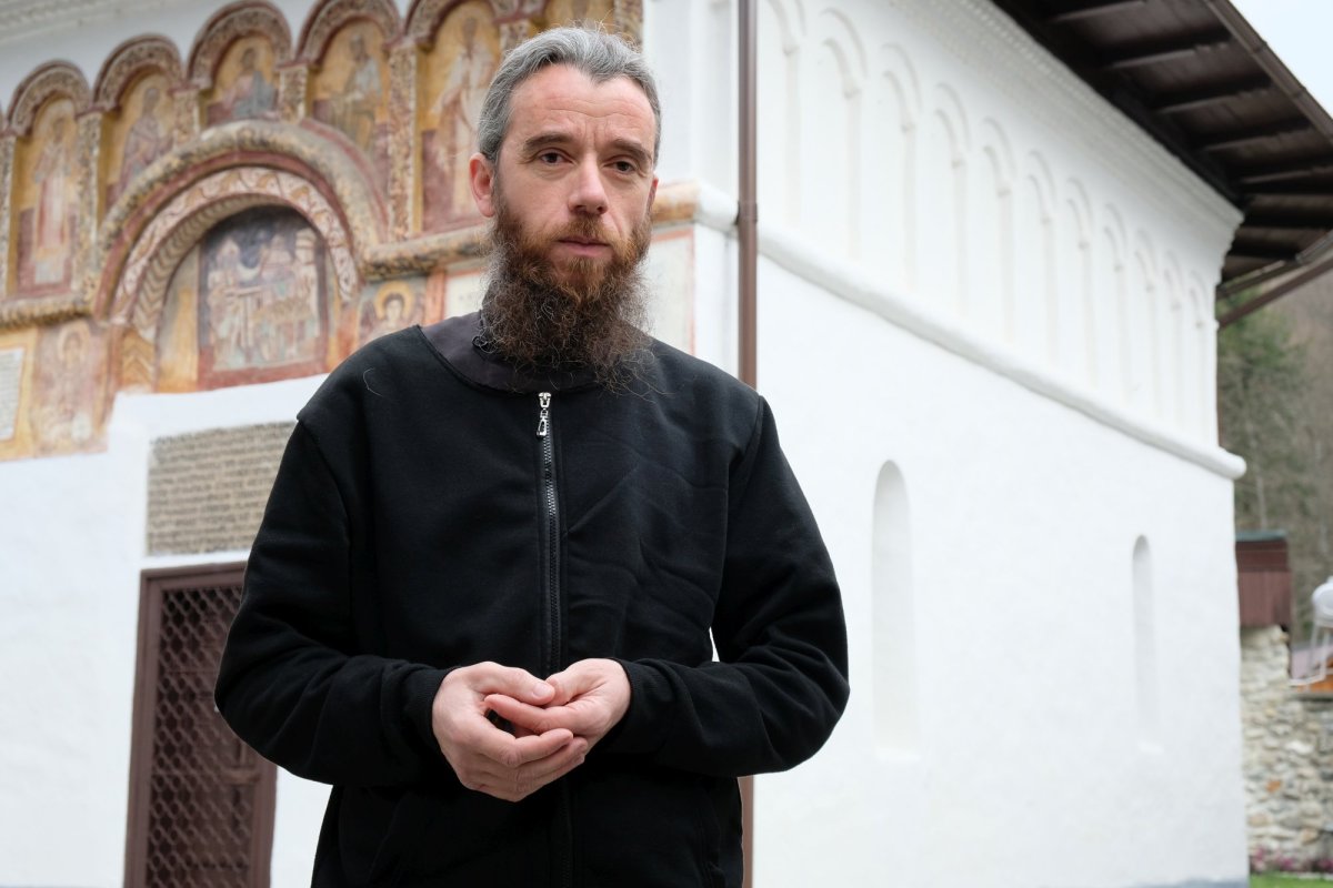 Deşertându-ne de sine, Îi facem loc lui Dumnezeu 144290