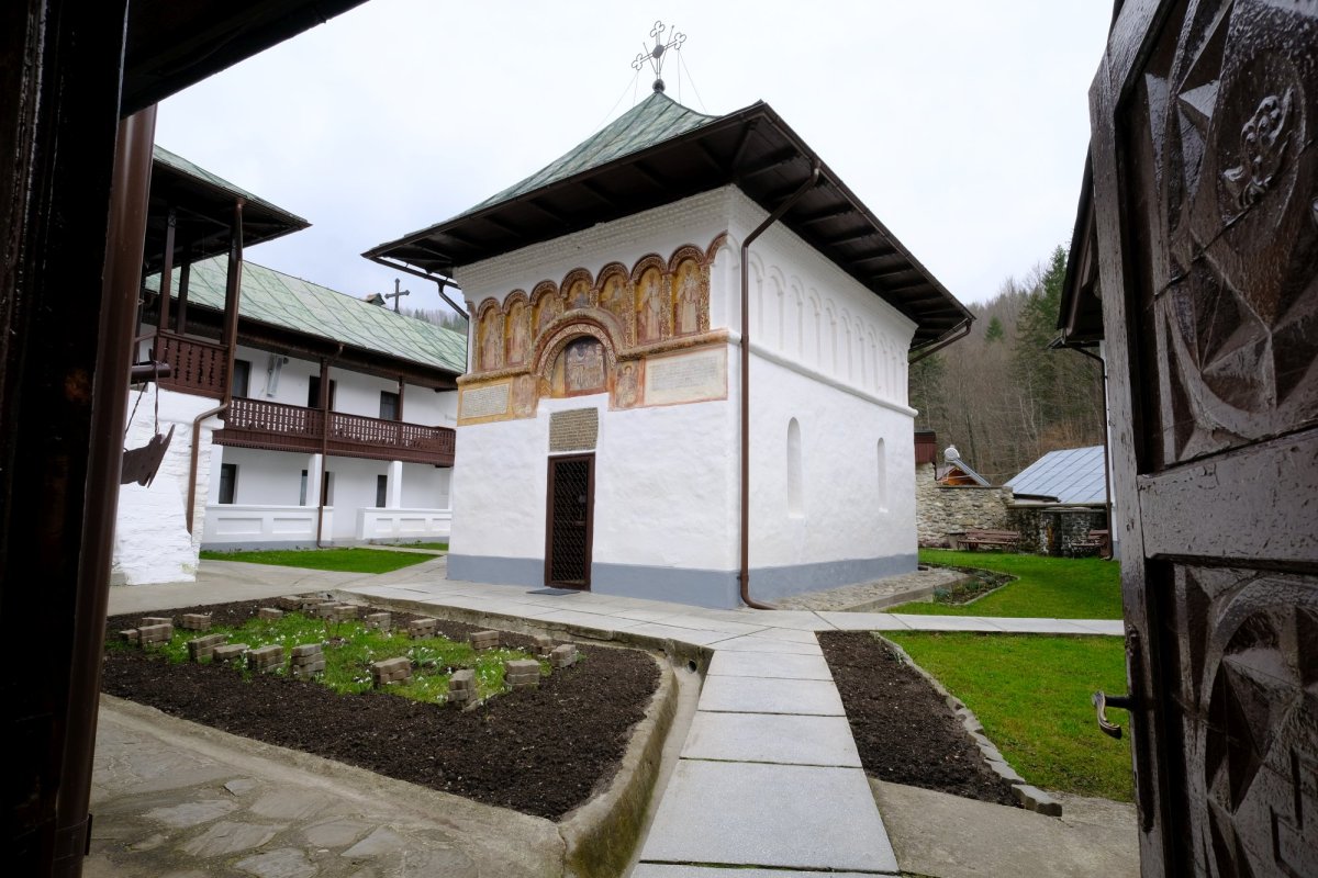 Deşertându-ne de sine, Îi facem loc lui Dumnezeu 144292