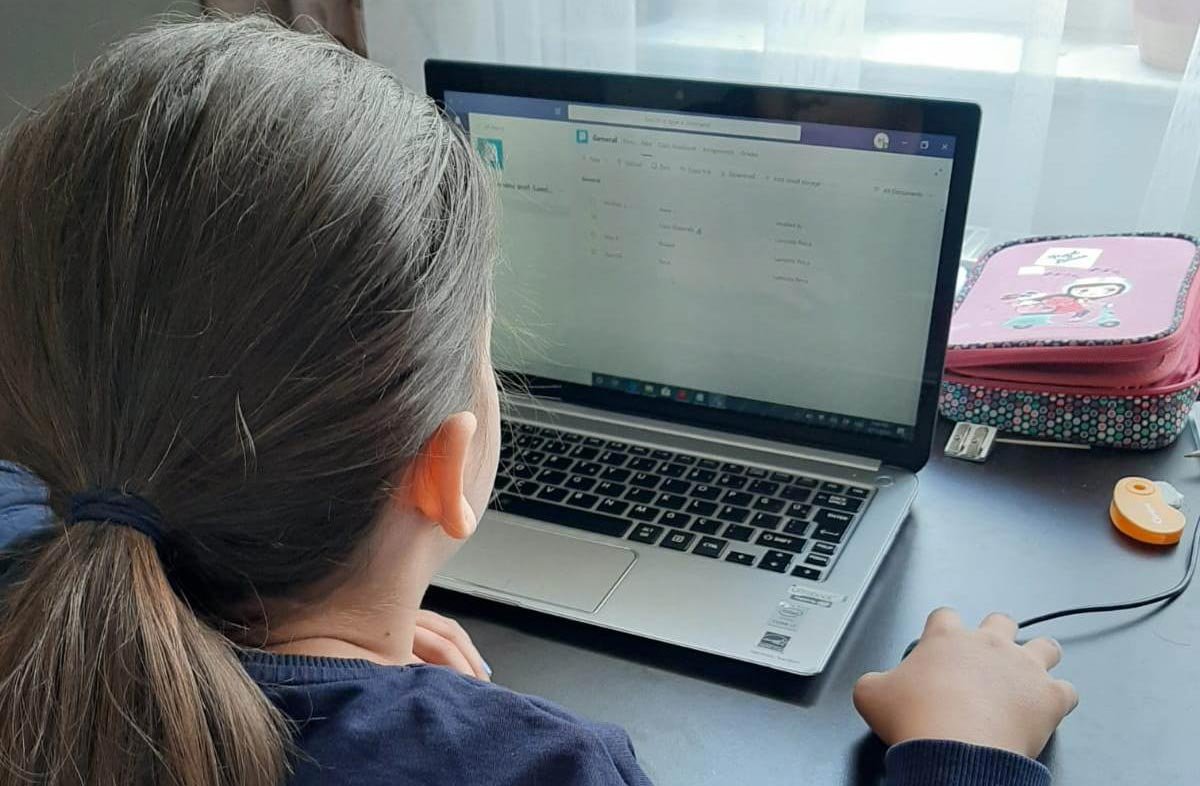 Dispozitive electronice oferite elevilor din Bihor 144647