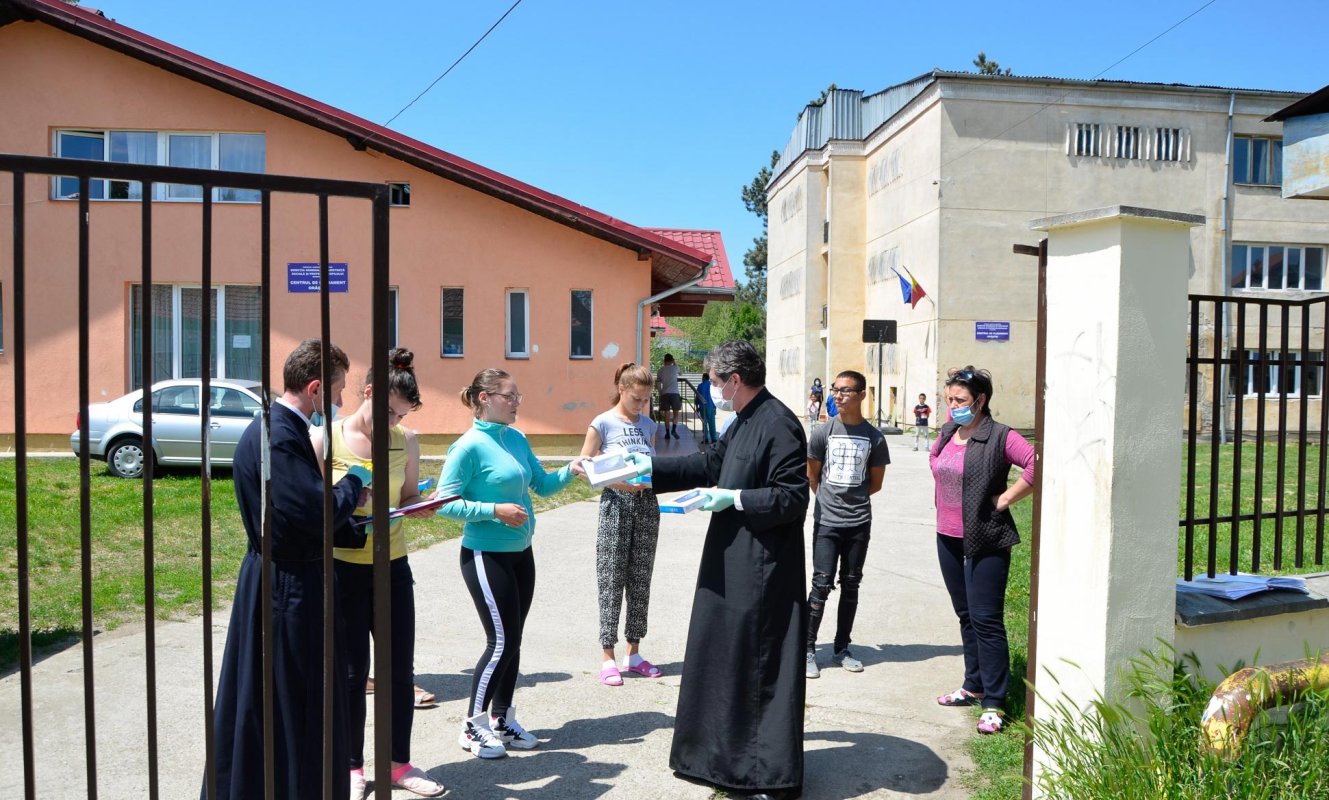 Episcopia Devei şi Hunedoarei a achiziţionat 250 de tablete pentru elevi 144702