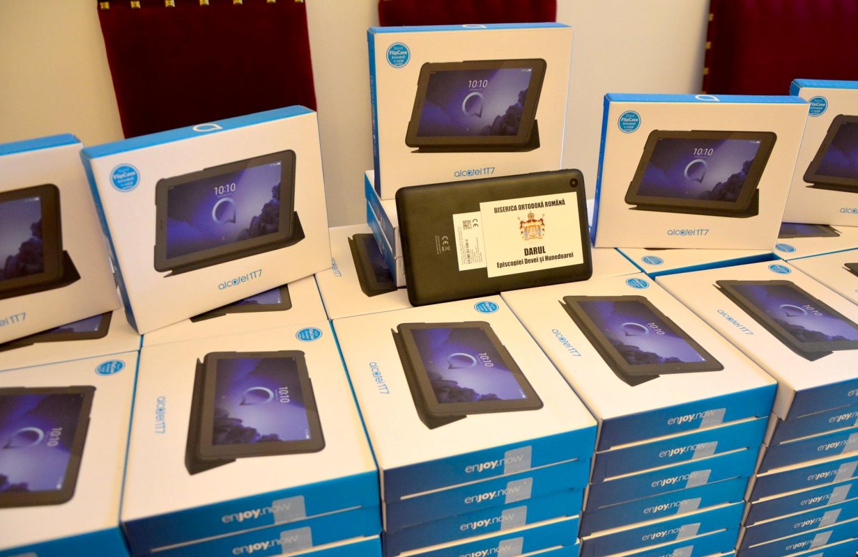 Episcopia Devei şi Hunedoarei a achiziţionat 250 de tablete pentru elevi 144703