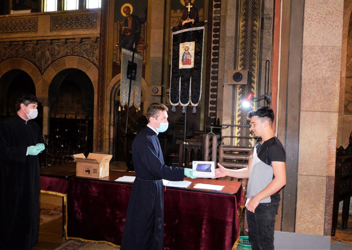 Episcopia Devei şi Hunedoarei a achiziţionat 250 de tablete pentru elevi 144704