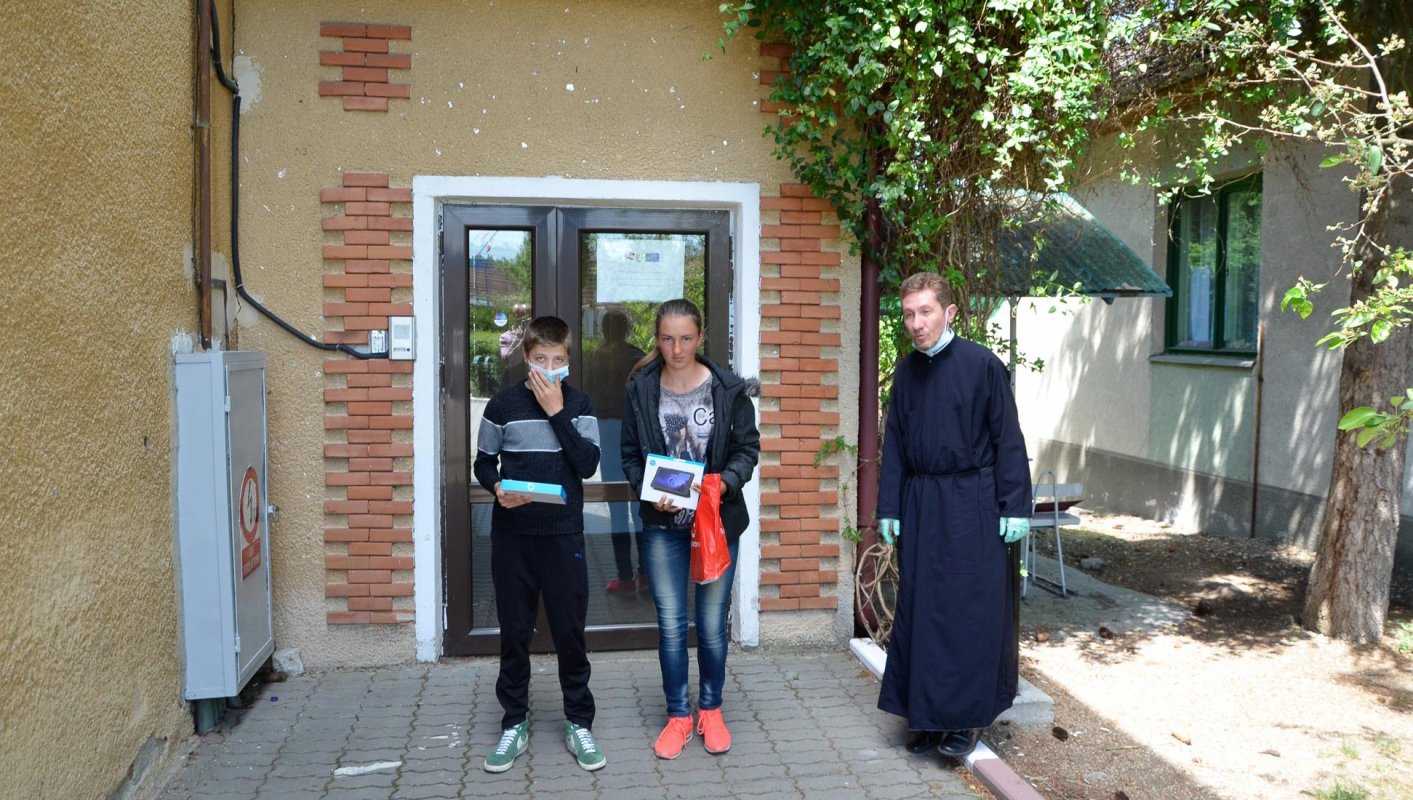 Episcopia Devei şi Hunedoarei a achiziţionat 250 de tablete pentru elevi 144705