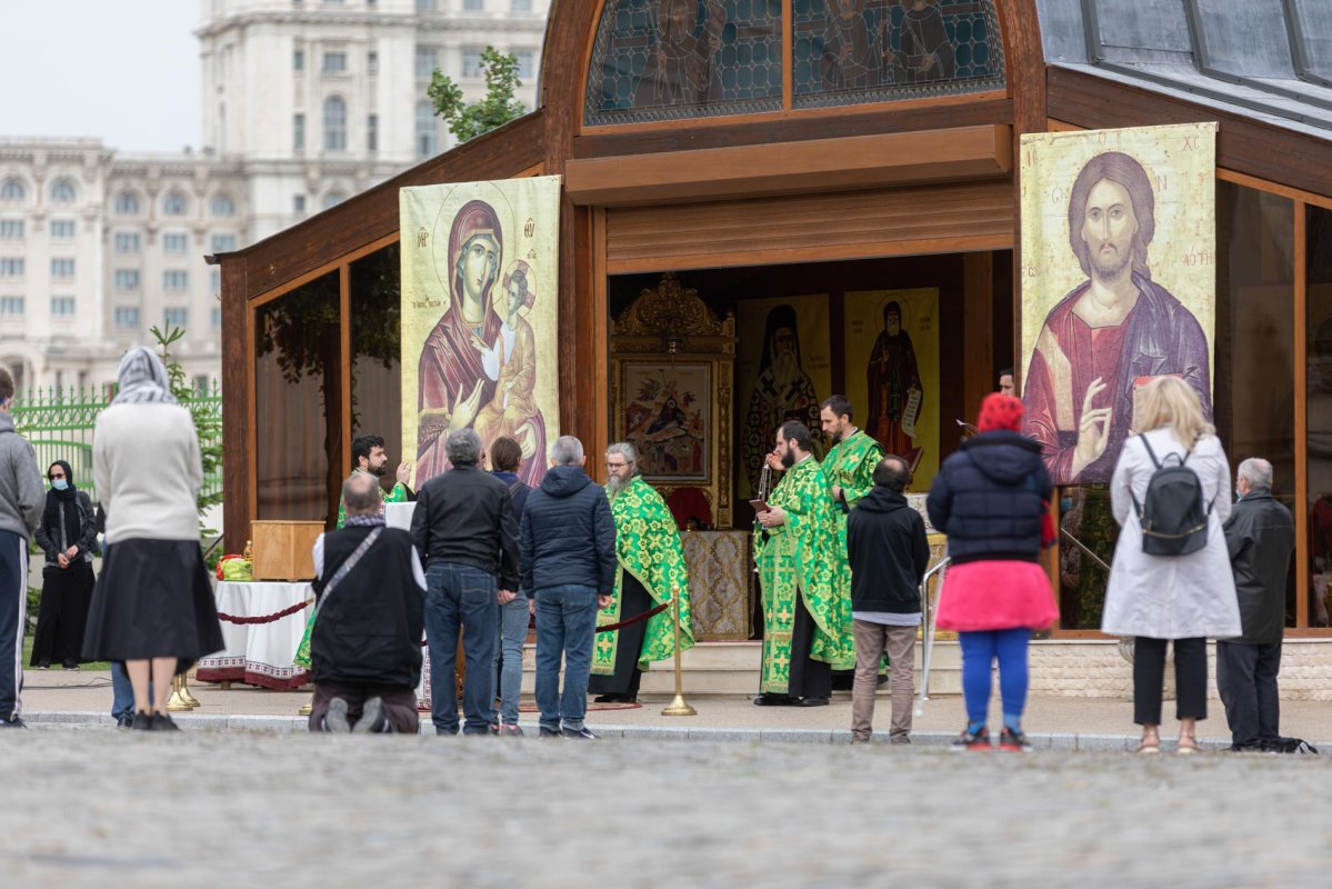 Prima Sfântă Liturghie pe Colina Bucuriei după încetarea stării de urgență  144782