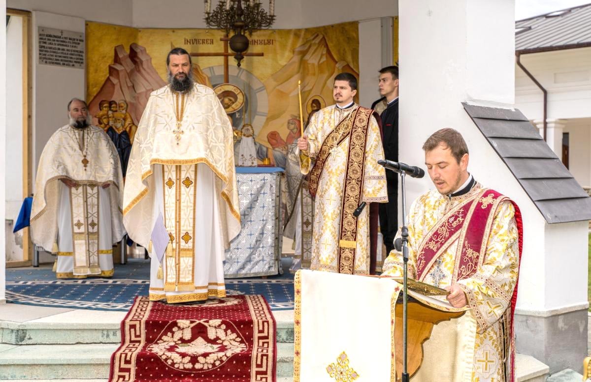 Binecuvântare arhierească la Catedrala Arhiepiscopală din Roman 144906