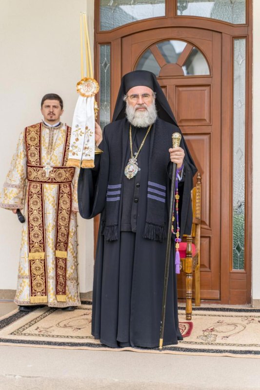 Binecuvântare arhierească la Catedrala Arhiepiscopală din Roman 144907