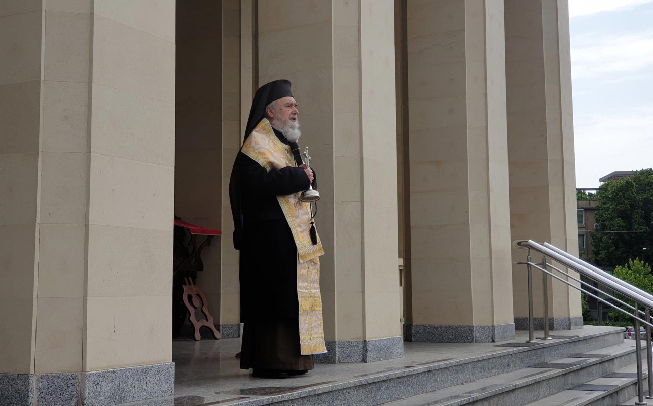 Binecuvântare pentru credincioși la Catedrala Arhiepiscopală din Arad 144915