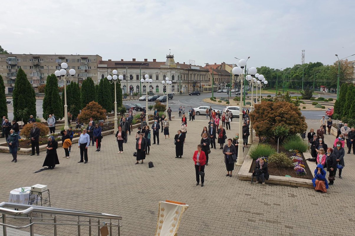Binecuvântare pentru credincioși la Catedrala Arhiepiscopală din Arad 144916