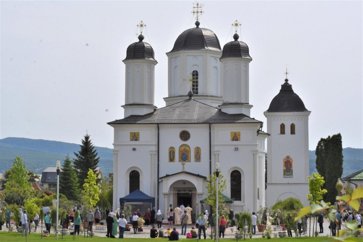Bucuria revederii la sfintele slujbe în eparhii oltene  144919