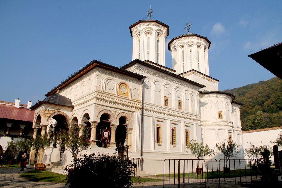 Sfinţii Împăraţi Constantin şi Elena împreună cu Hristos răstignit la Hurezi 145170