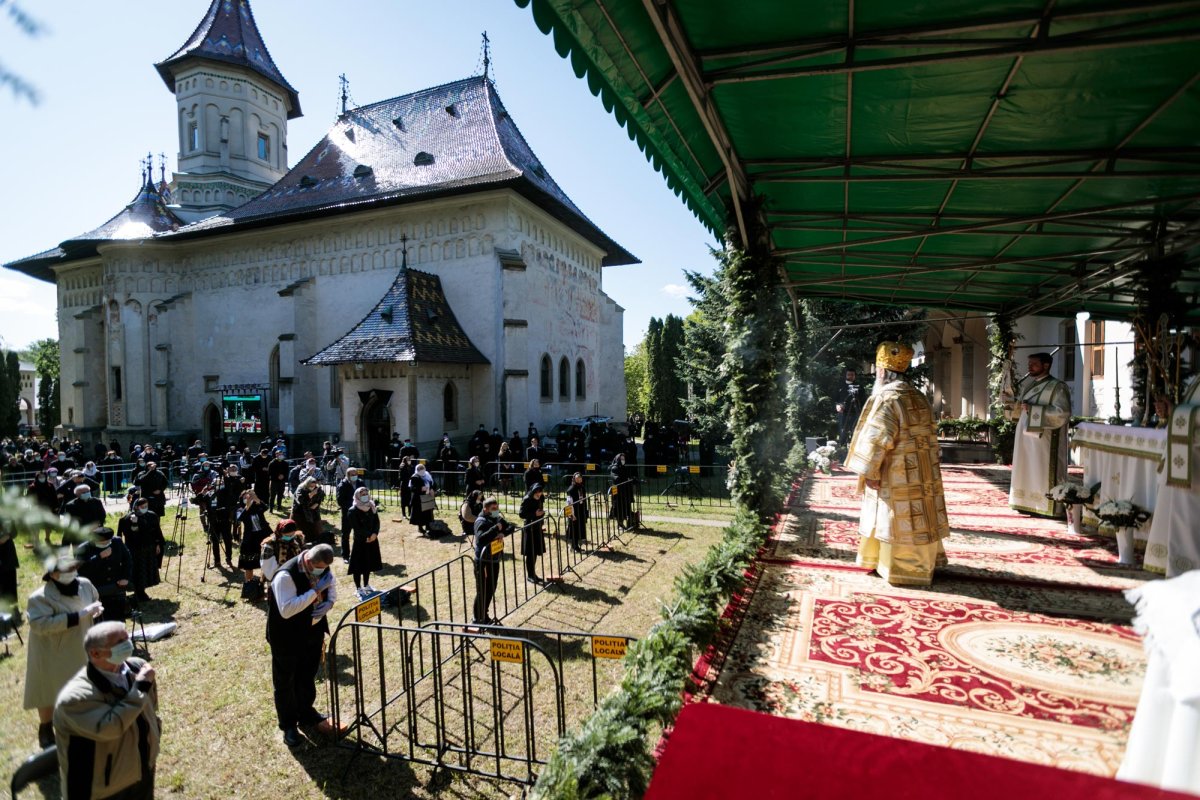 Arhiepiscopul Pimen, depus spre veşnică odihnă 145301