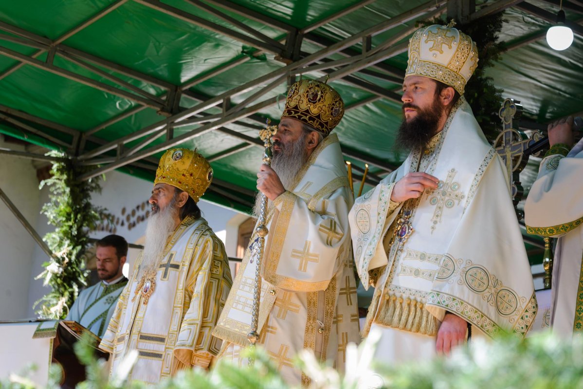 Arhiepiscopul Pimen, depus spre veşnică odihnă 145307